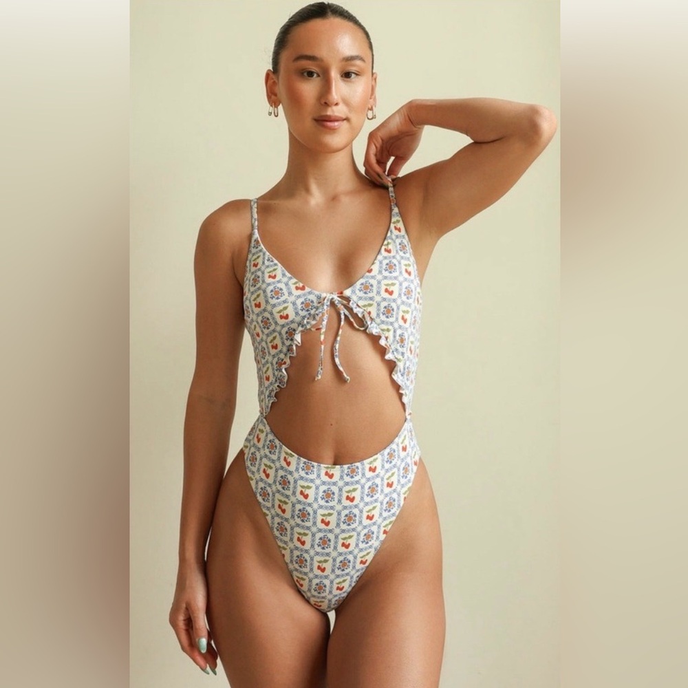 Tessa One Piece Dippin Daisys NWT
Heart Sherrys Print Cream Small